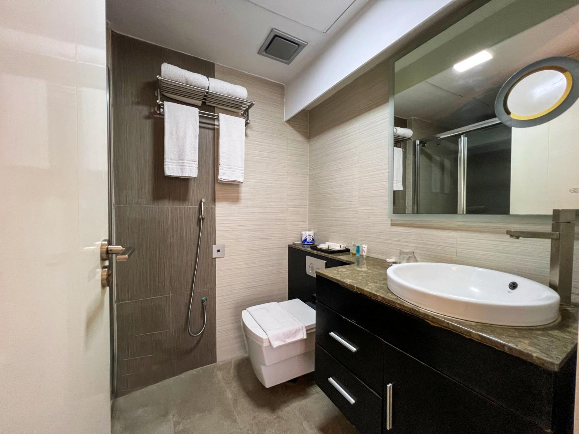 Coventina Lake Suites Dhaka Esterno foto